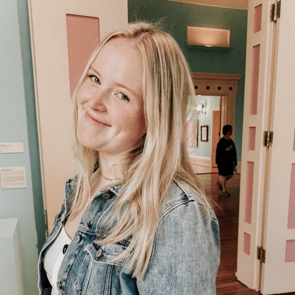 Meet Julia! A fun & charismatic lover of shopping! - Picture 2 of 3